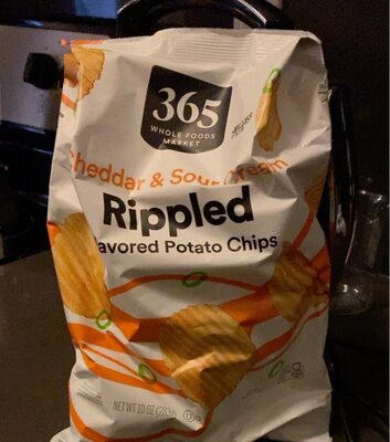 Cheddar & sour cream rippled potato chips
