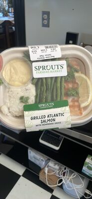 Grilled Atlantic Salmon with Béarnaise Sauce