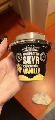 HIGH PROTEIN SKYR MIT CRUNCHY MÜSLI VANILLE