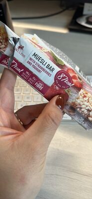 Muesli Bar with Strawberries and Yoghurt