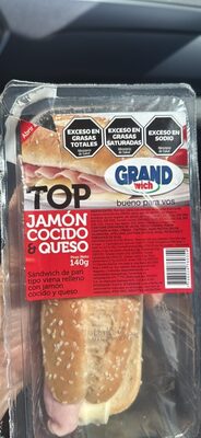 Sándwich de pan tipo viena relleno con jamón cocido y queso